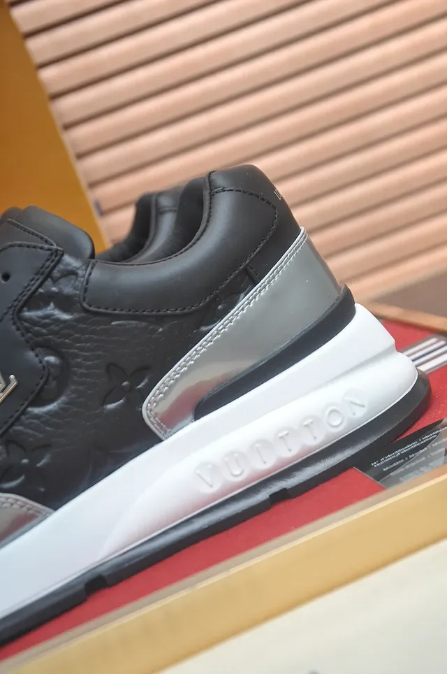 Louis Vuitton LV Trainer Chaussures Lifestyle Noir Argent Monogram Cuir Accents Métalliques 2