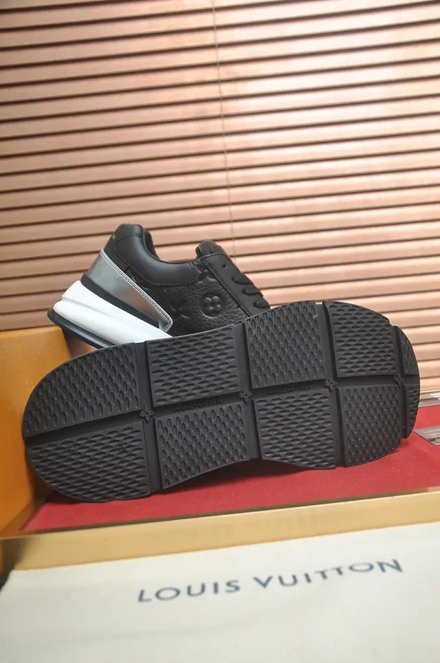 Louis Vuitton LV Trainer Chaussures Lifestyle Noir Argent Monogram Cuir Accents Métalliques 3