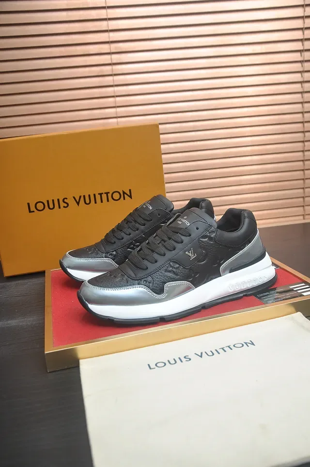 Louis Vuitton LV Trainer Chaussures Lifestyle Noir Argent Monogram Cuir Accents Métalliques 4