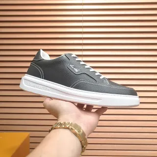 Louis Vuitton LV Trainer Negro Blanco Cuero Granulado Parte Superior Costura de Contraste Sneakers Lifestyle