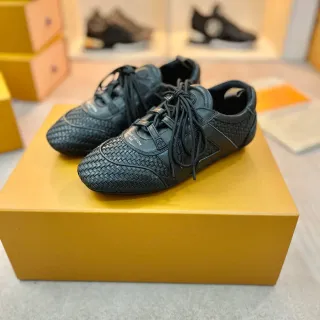 লুইস ভিটন LV Trainer কালো বুনা চামড়া উপর লো-টপ সিলুয়েট লাইফস্টাইল স্নিকার
