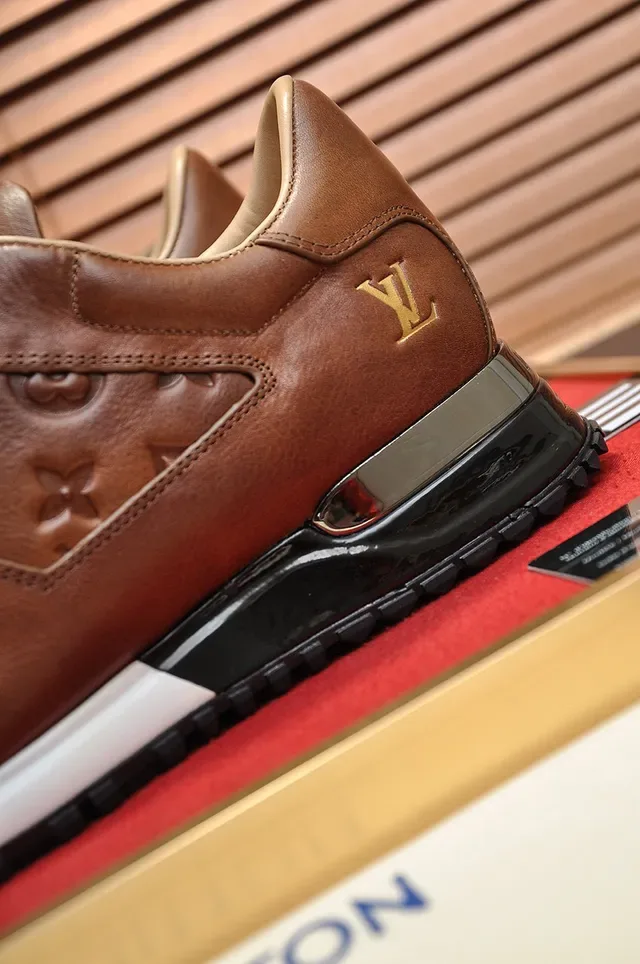 লুইস ভিটন LV Trainer ব্রাউন বেইজ এমবসড মনোগ্রাম ফুল গ্রেন লেদার লাইফস্টাইল স্নিকার 2