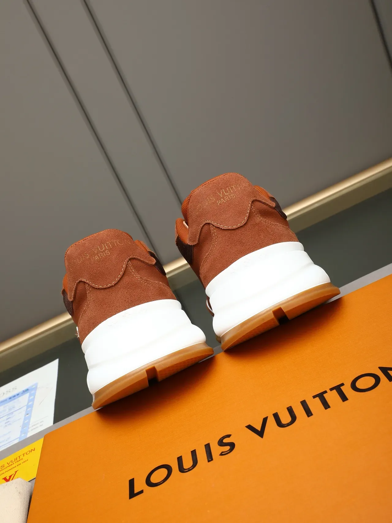 Louis Vuitton LV Trainer Chaussures Lifestyle Marron Blanc Perforé Daim Supérieur Oversized Monogram Logo 3