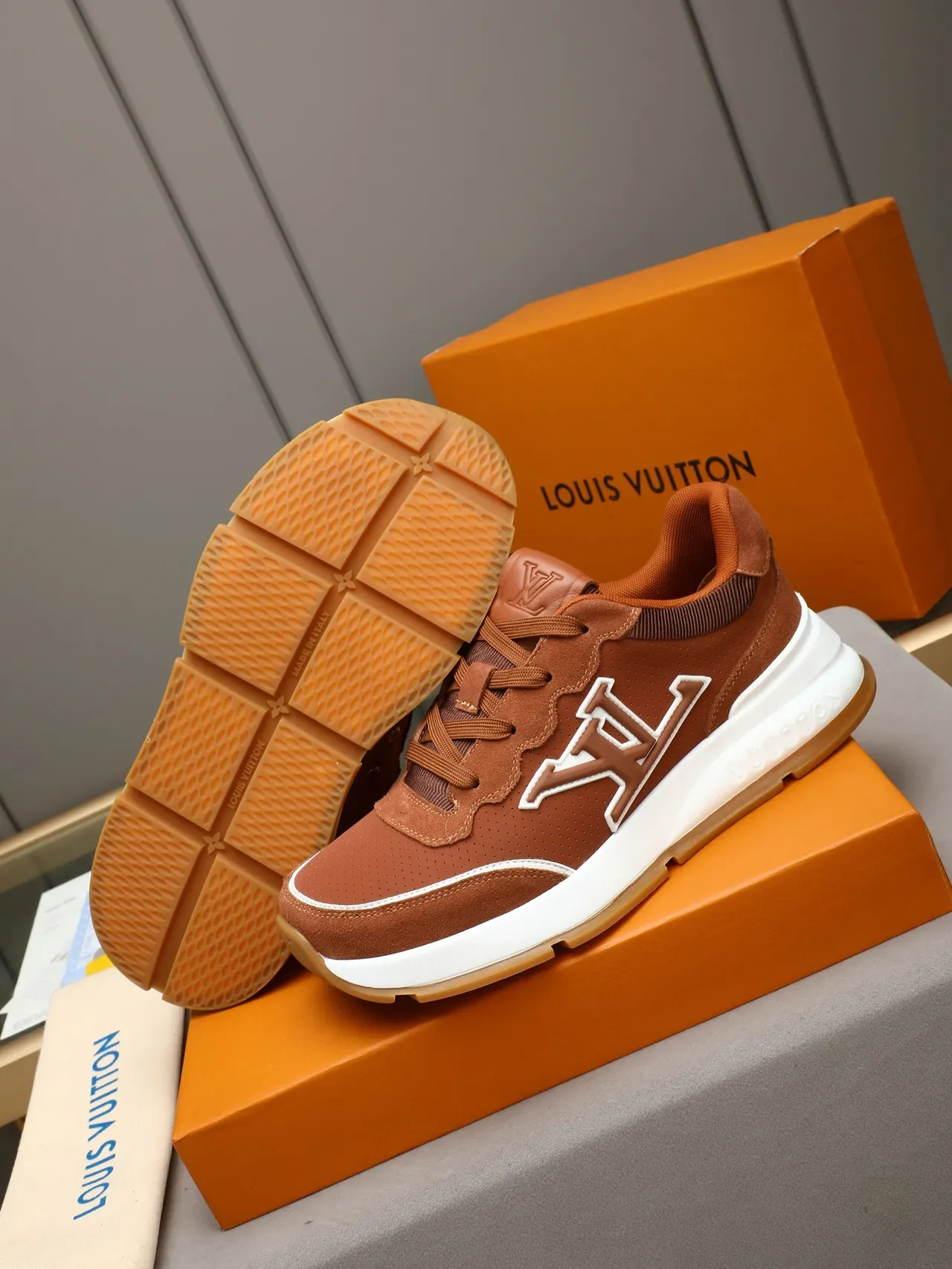 Louis Vuitton LV Trainer Chaussures Lifestyle Marron Blanc Perforé Daim Supérieur Oversized Monogram Logo 4