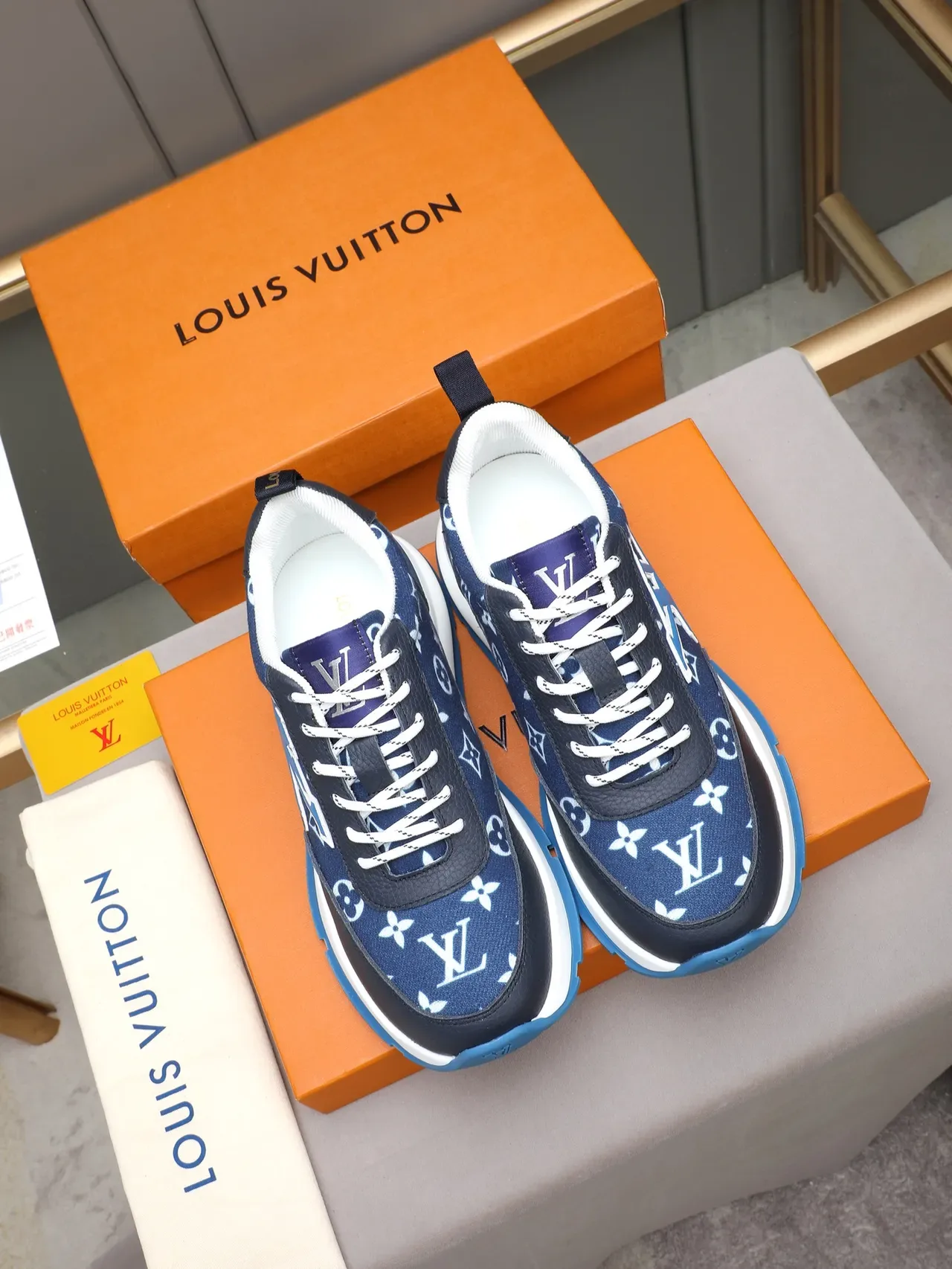 Louis Vuitton LV Trainer Tênis Lifestyle Azul Marinho Impressão Monograma Superior Camadas de Couro Contrastadas 2