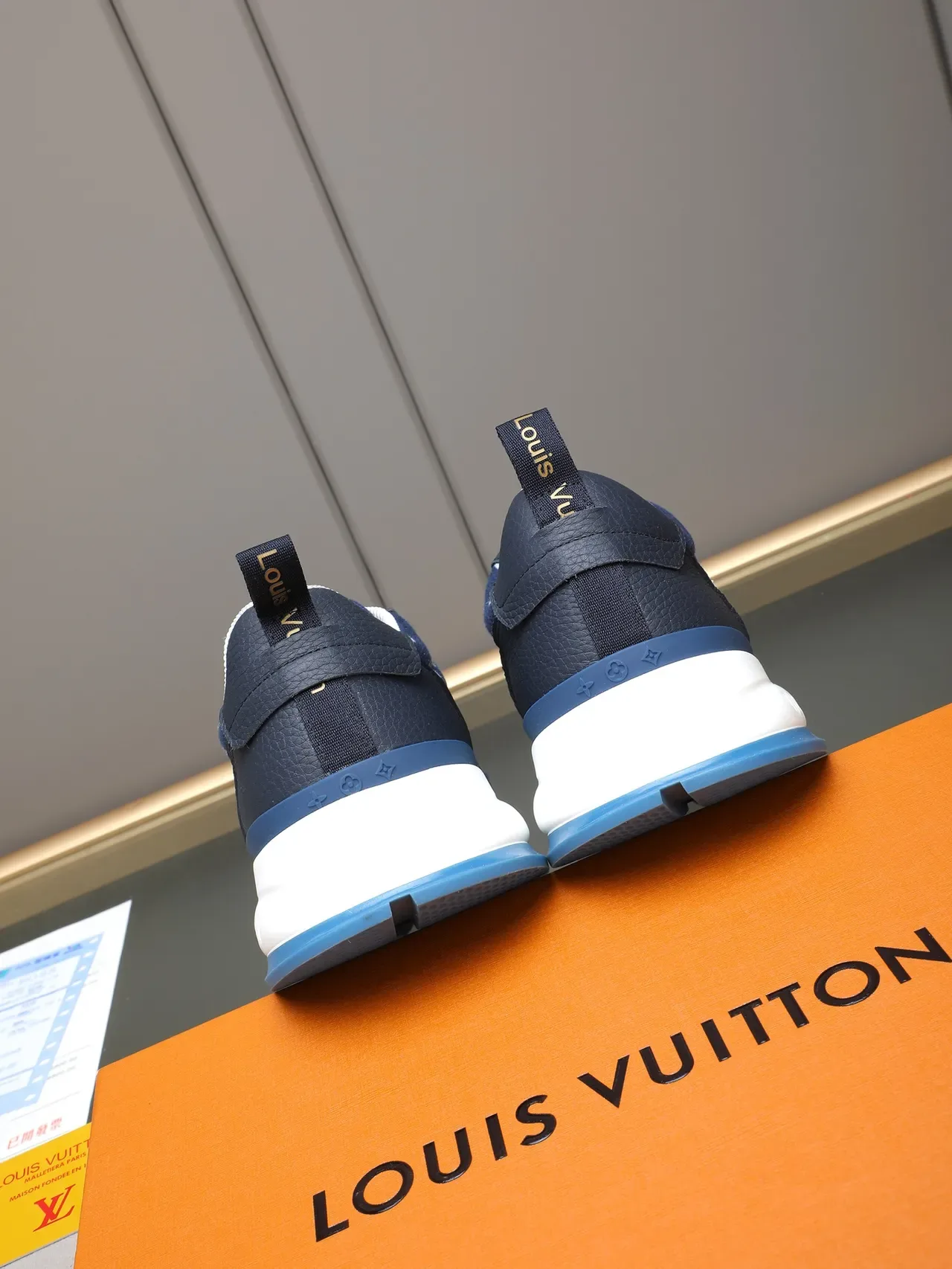 Louis Vuitton LV Trainer Tênis Lifestyle Azul Marinho Impressão Monograma Superior Camadas de Couro Contrastadas 3