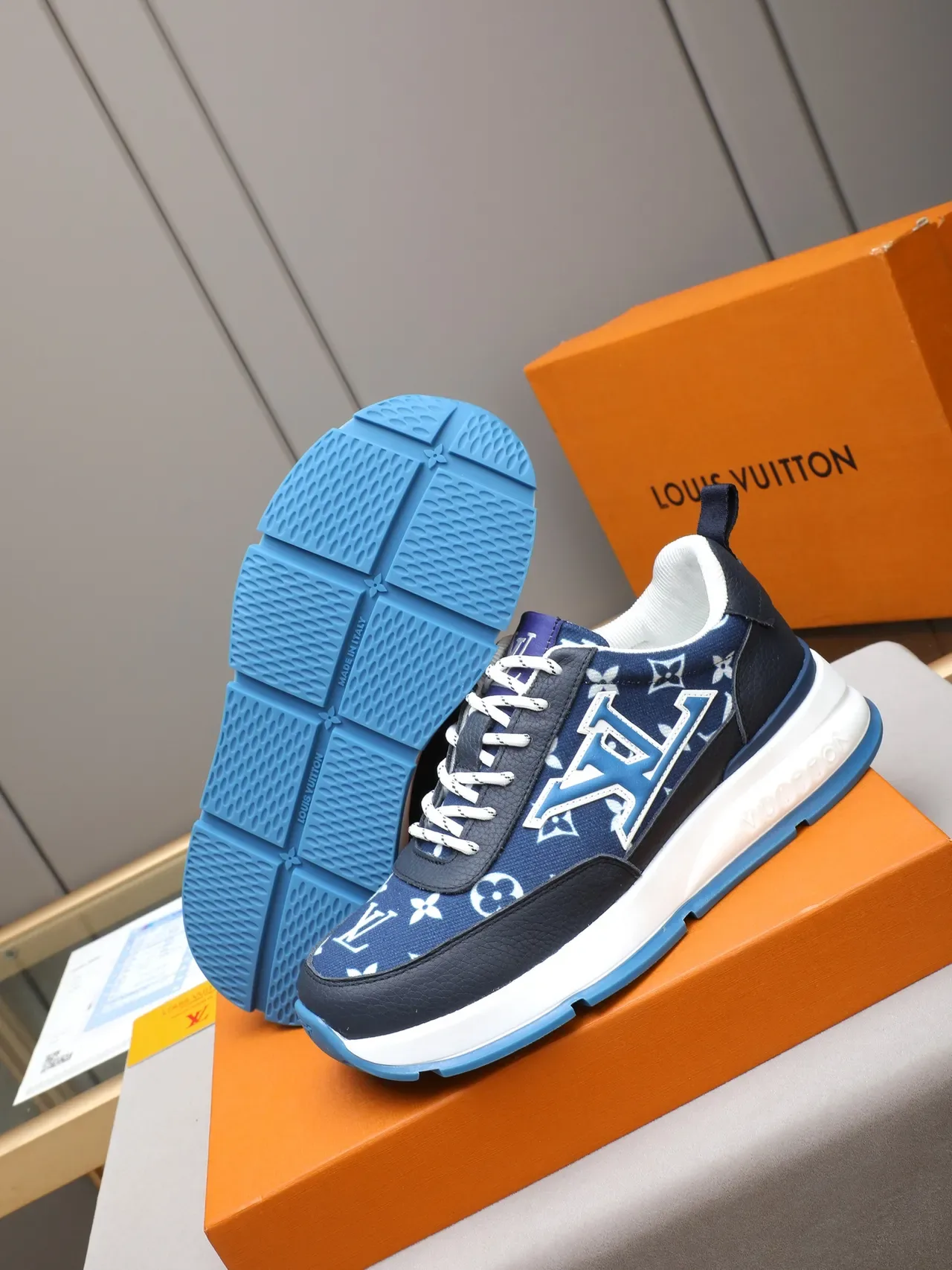 Louis Vuitton LV Trainer Tênis Lifestyle Azul Marinho Impressão Monograma Superior Camadas de Couro Contrastadas 4