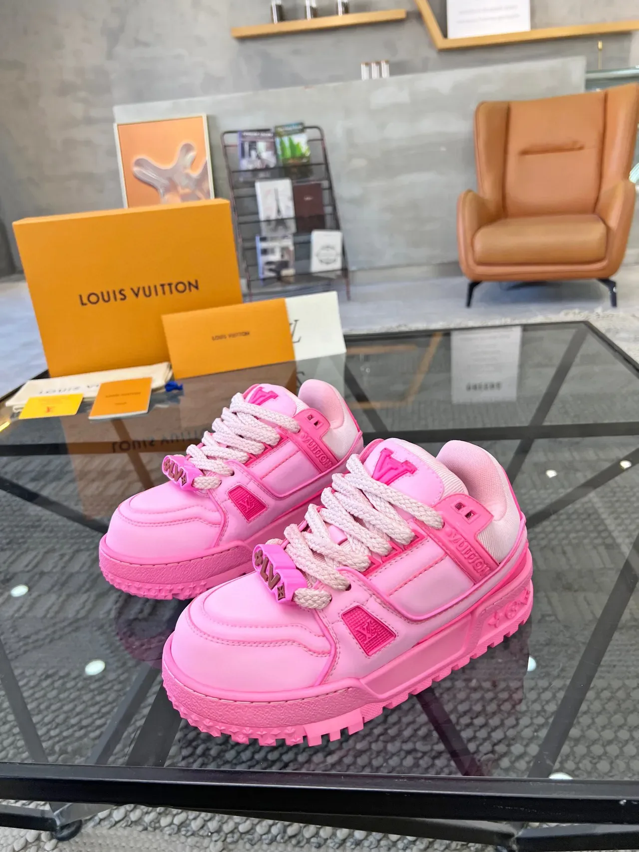 Louis Vuitton LV Trainer Sneakers lifestyle rose blanc semelle plateforme chunky détail sangle en couches 2