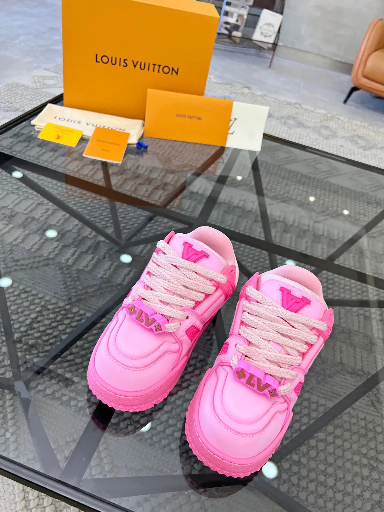 Louis Vuitton LV Trainer Sneakers lifestyle rose blanc semelle plateforme chunky détail sangle en couches 3