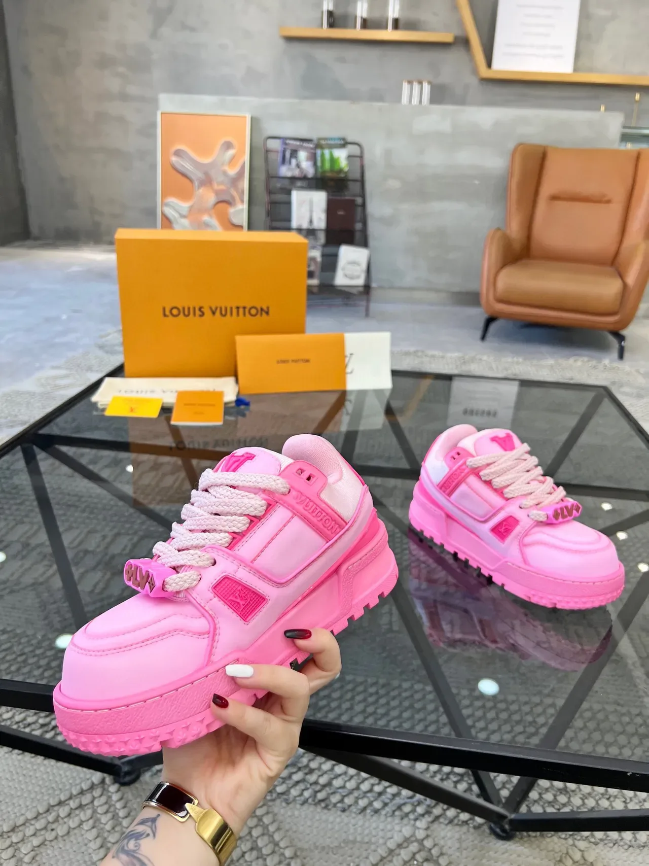 Louis Vuitton LV Trainer Sneakers lifestyle rose blanc semelle plateforme chunky détail sangle en couches 4