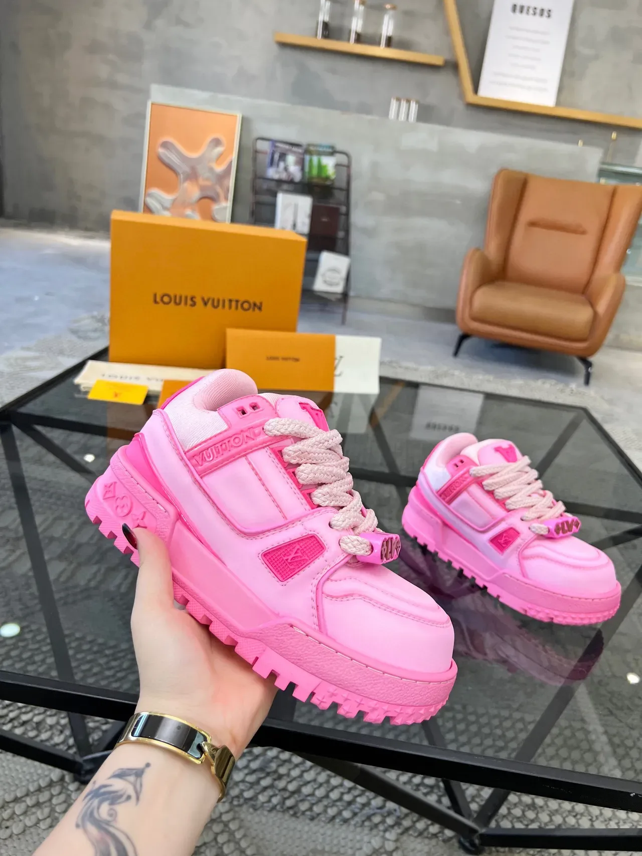 Louis Vuitton LV Trainer Sneakers lifestyle rose blanc semelle plateforme chunky détail sangle en couches 5