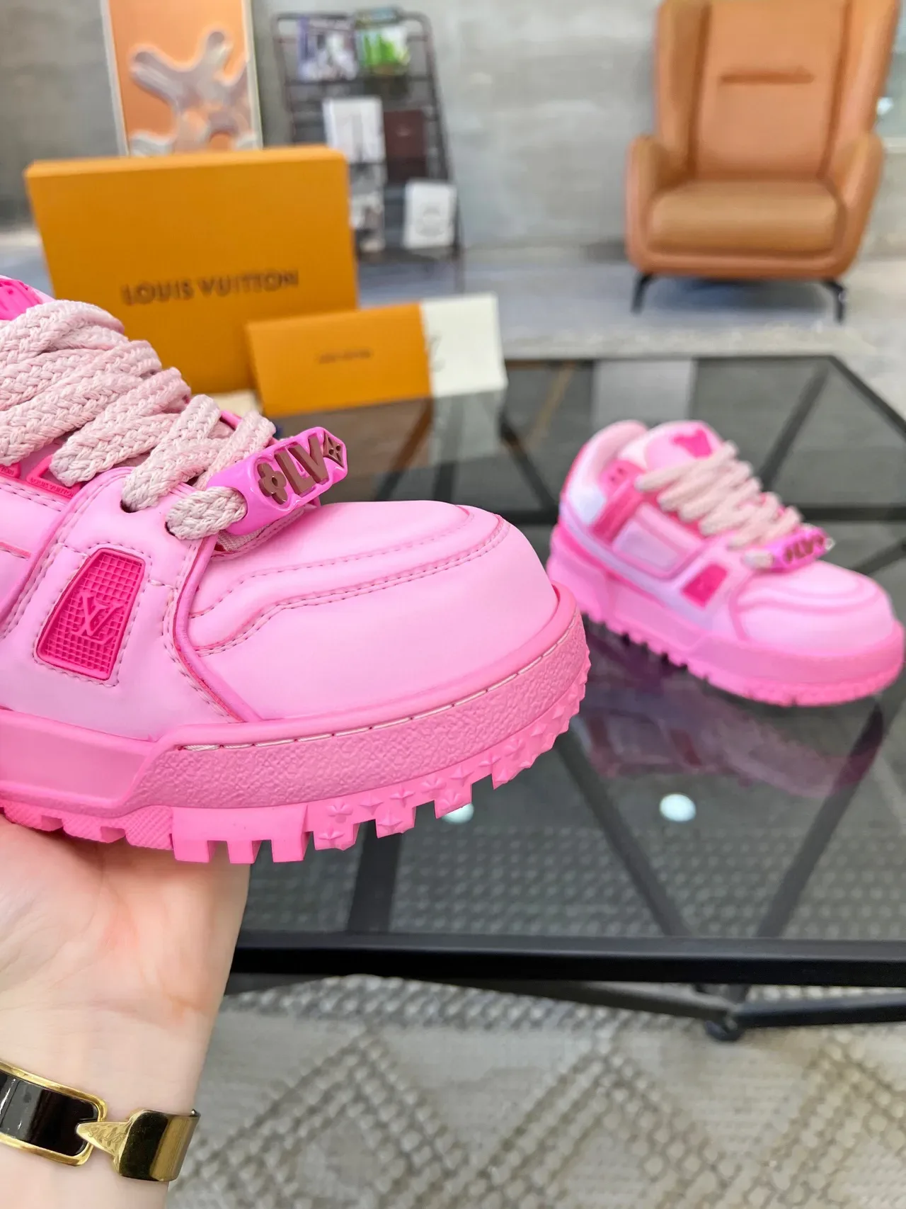 Louis Vuitton LV Trainer Sneakers lifestyle rose blanc semelle plateforme chunky détail sangle en couches 6