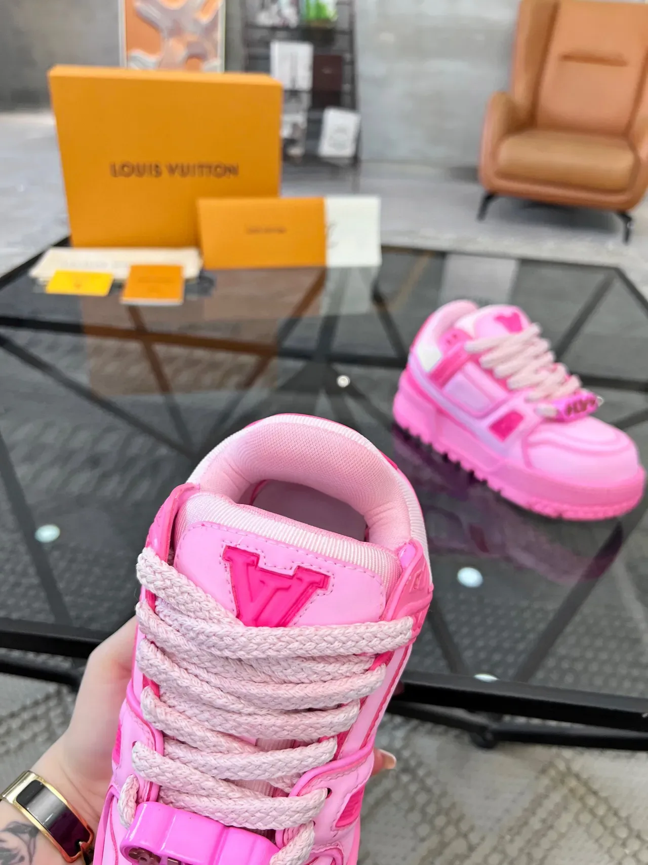 Louis Vuitton LV Trainer Sneakers lifestyle rose blanc semelle plateforme chunky détail sangle en couches 7