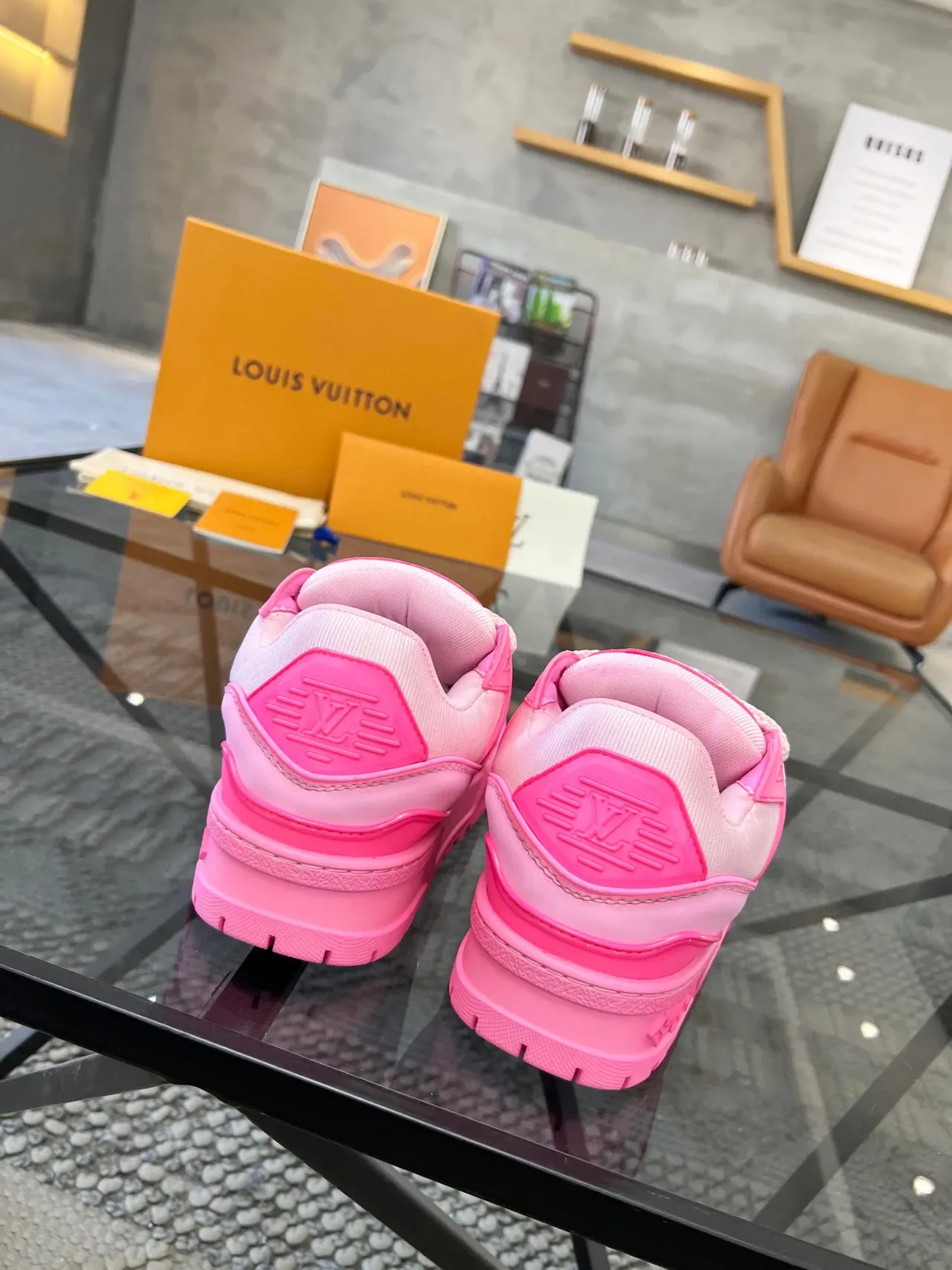 Louis Vuitton LV Trainer Sneakers lifestyle rose blanc semelle plateforme chunky détail sangle en couches 8