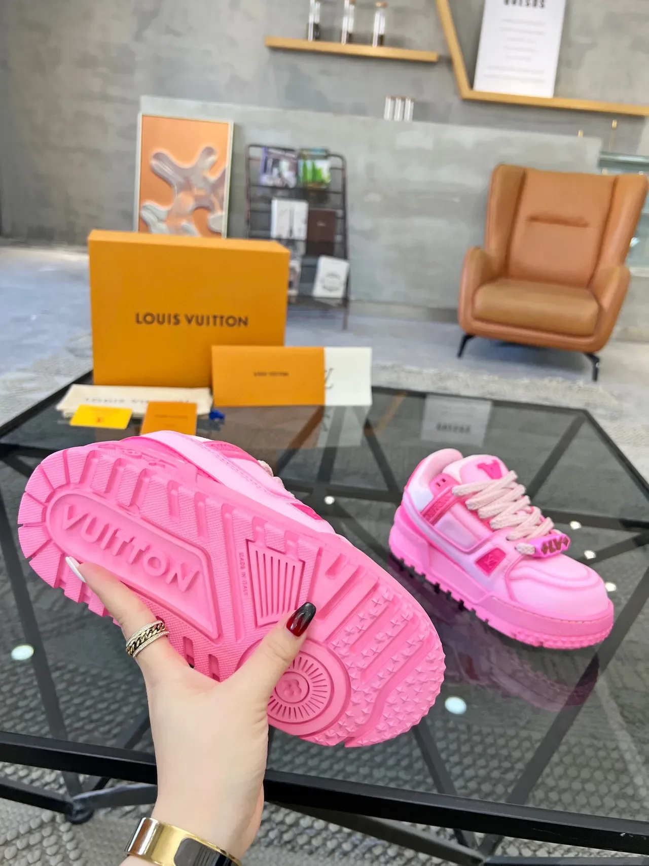 Louis Vuitton LV Trainer Sneakers lifestyle rose blanc semelle plateforme chunky détail sangle en couches 9