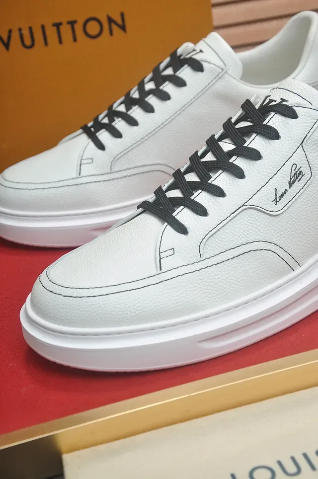 Louis Vuitton LV Trainer Blanc et Noir Cuir Texturé Lacets Contraste Sneakers Lifestyle 2