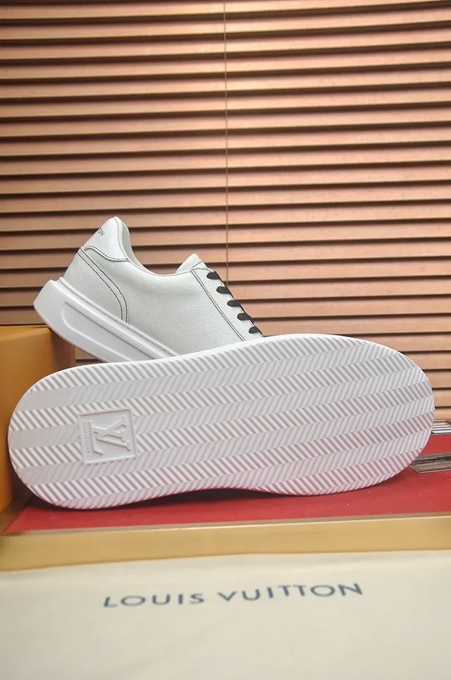 Louis Vuitton LV Trainer Blanc et Noir Cuir Texturé Lacets Contraste Sneakers Lifestyle 3