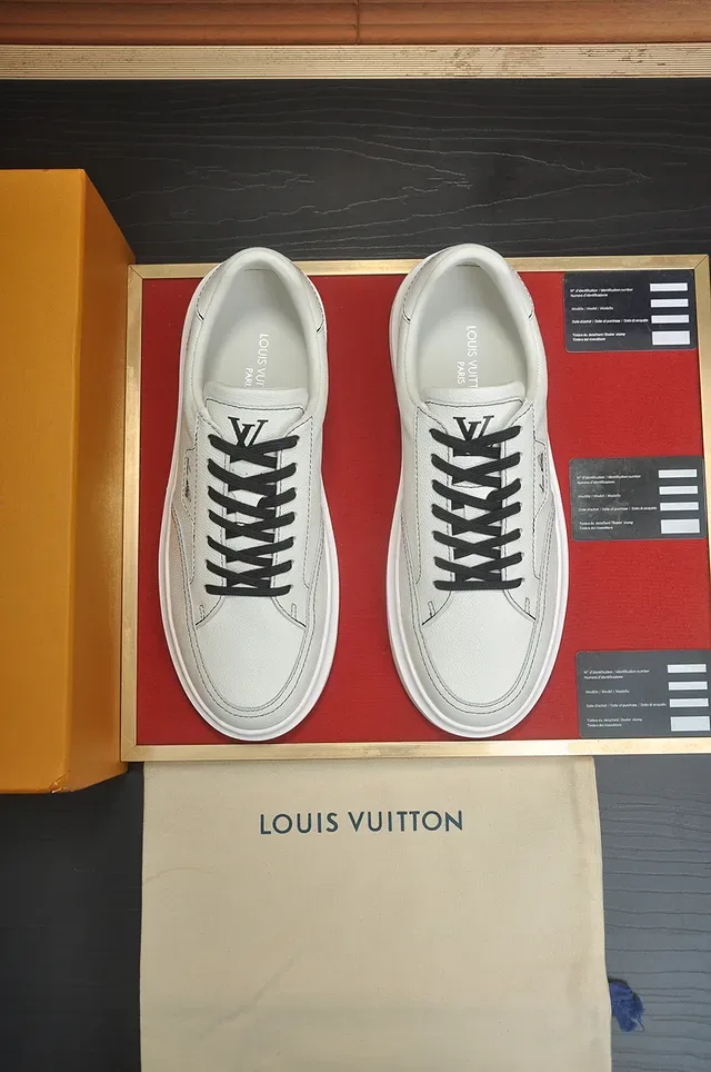 Louis Vuitton LV Trainer Blanc et Noir Cuir Texturé Lacets Contraste Sneakers Lifestyle 5