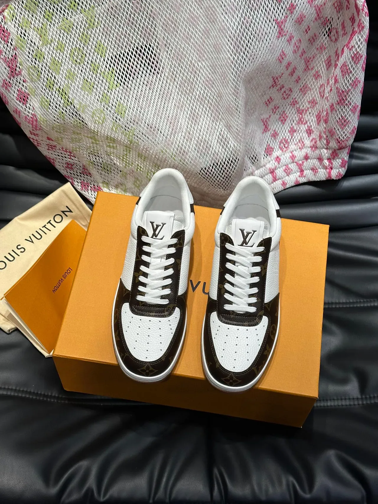 Louis Vuitton LV Trainer Sneakers Lifestyle Blanc et Marron Cuir Perforé Panneaux Canvas Monogram 2