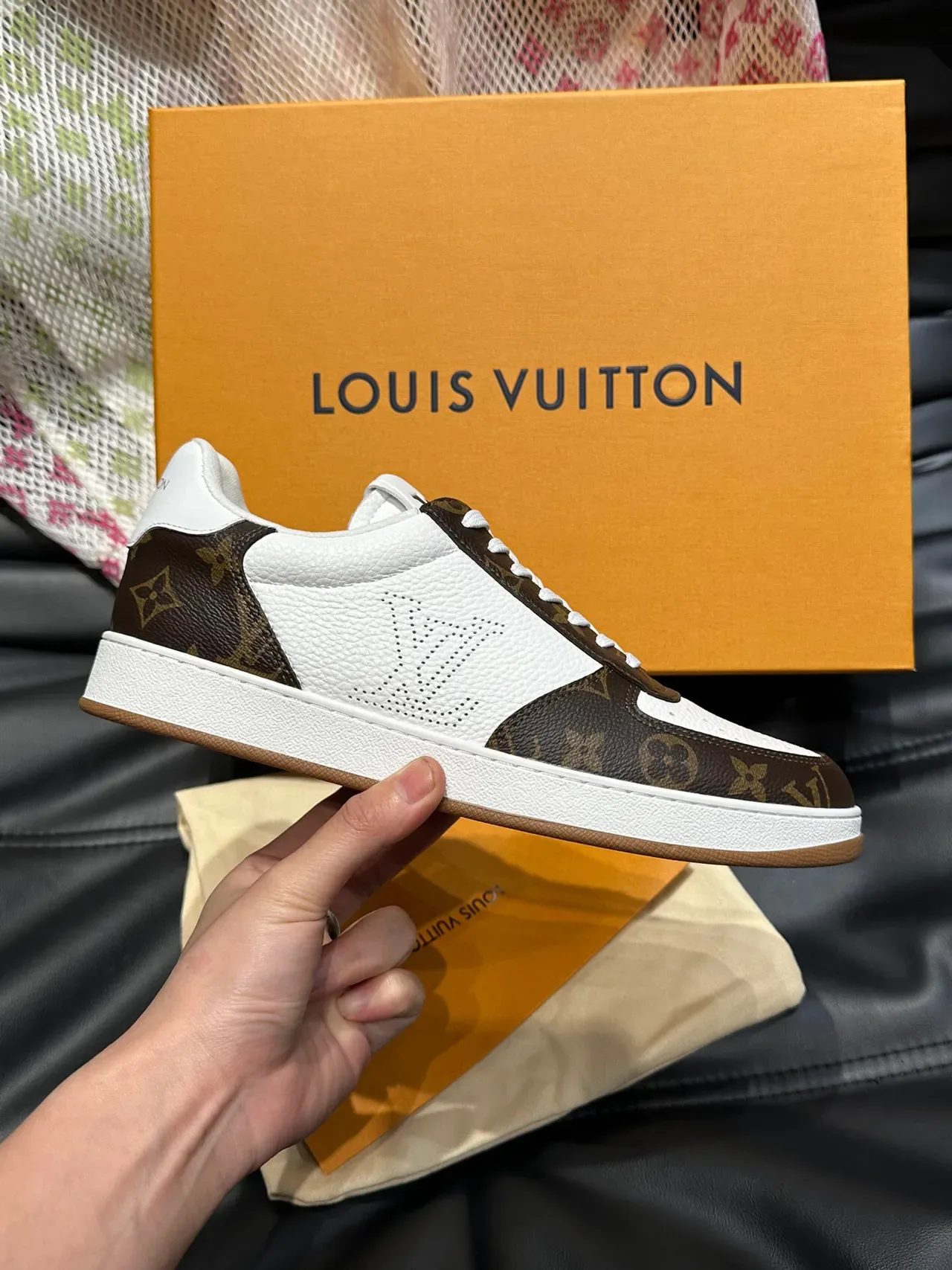 Louis Vuitton LV Trainer Sneakers Lifestyle Blanc et Marron Cuir Perforé Panneaux Canvas Monogram 4