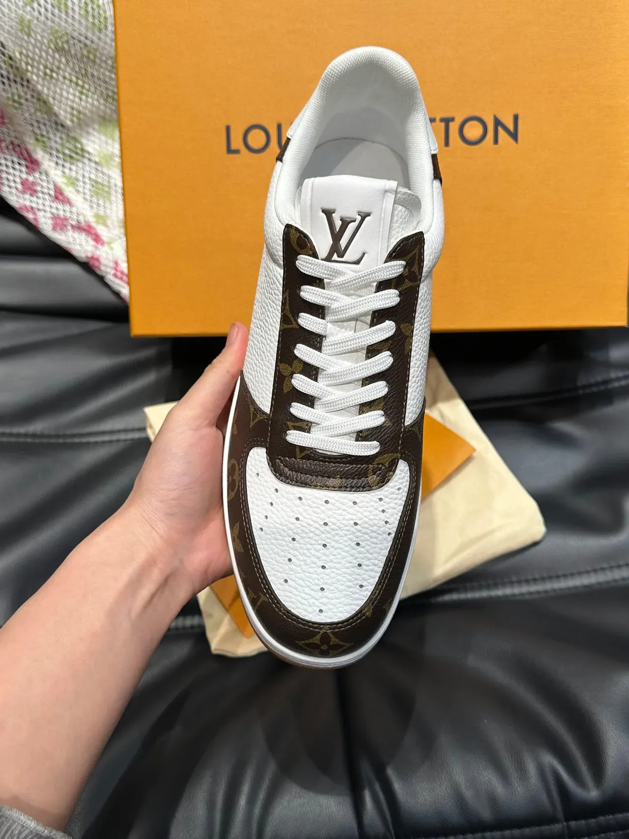 Louis Vuitton LV Trainer Sneakers Lifestyle Blanc et Marron Cuir Perforé Panneaux Canvas Monogram 5