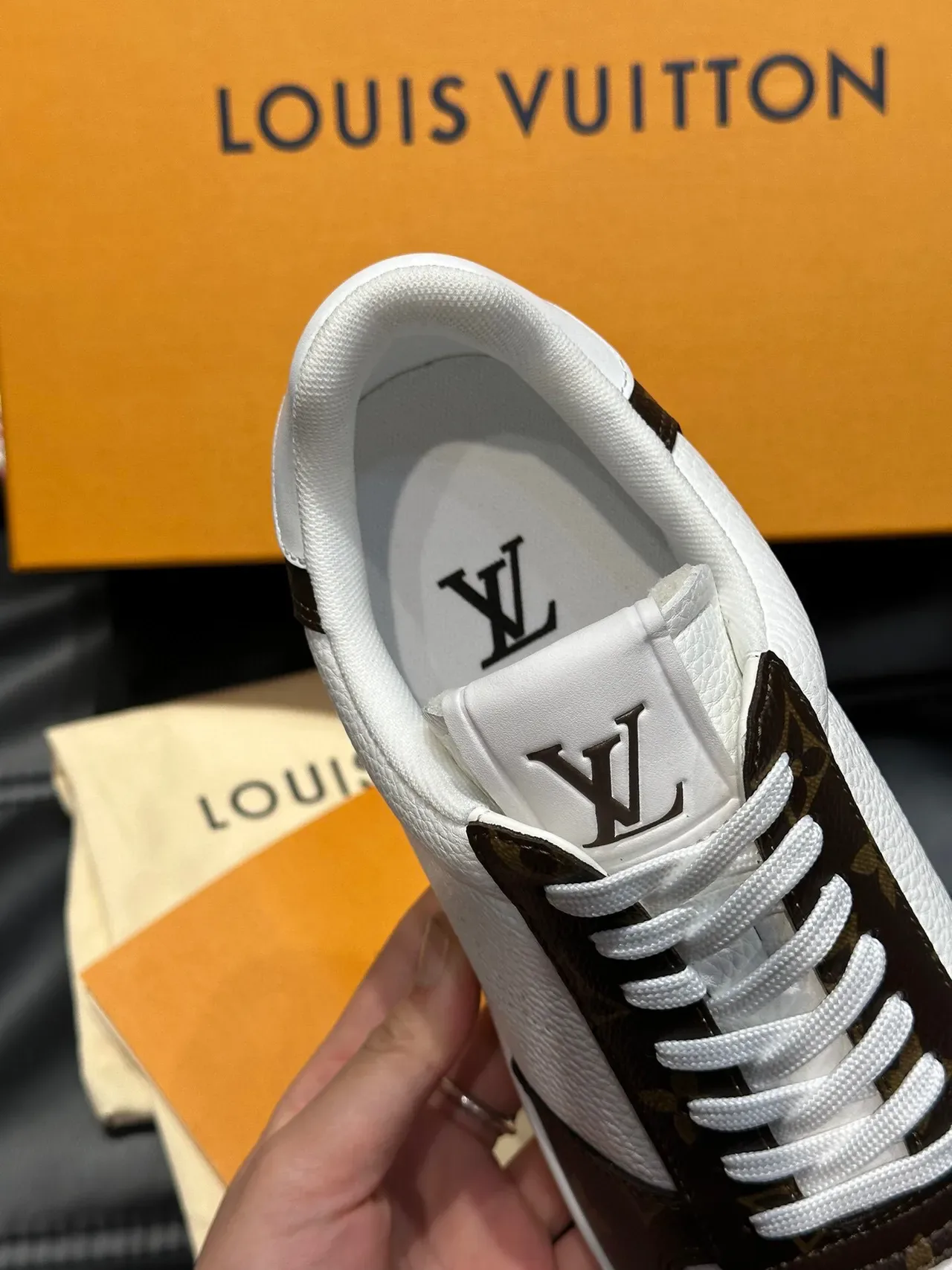 Louis Vuitton LV Trainer Sneakers Lifestyle Blanc et Marron Cuir Perforé Panneaux Canvas Monogram 6
