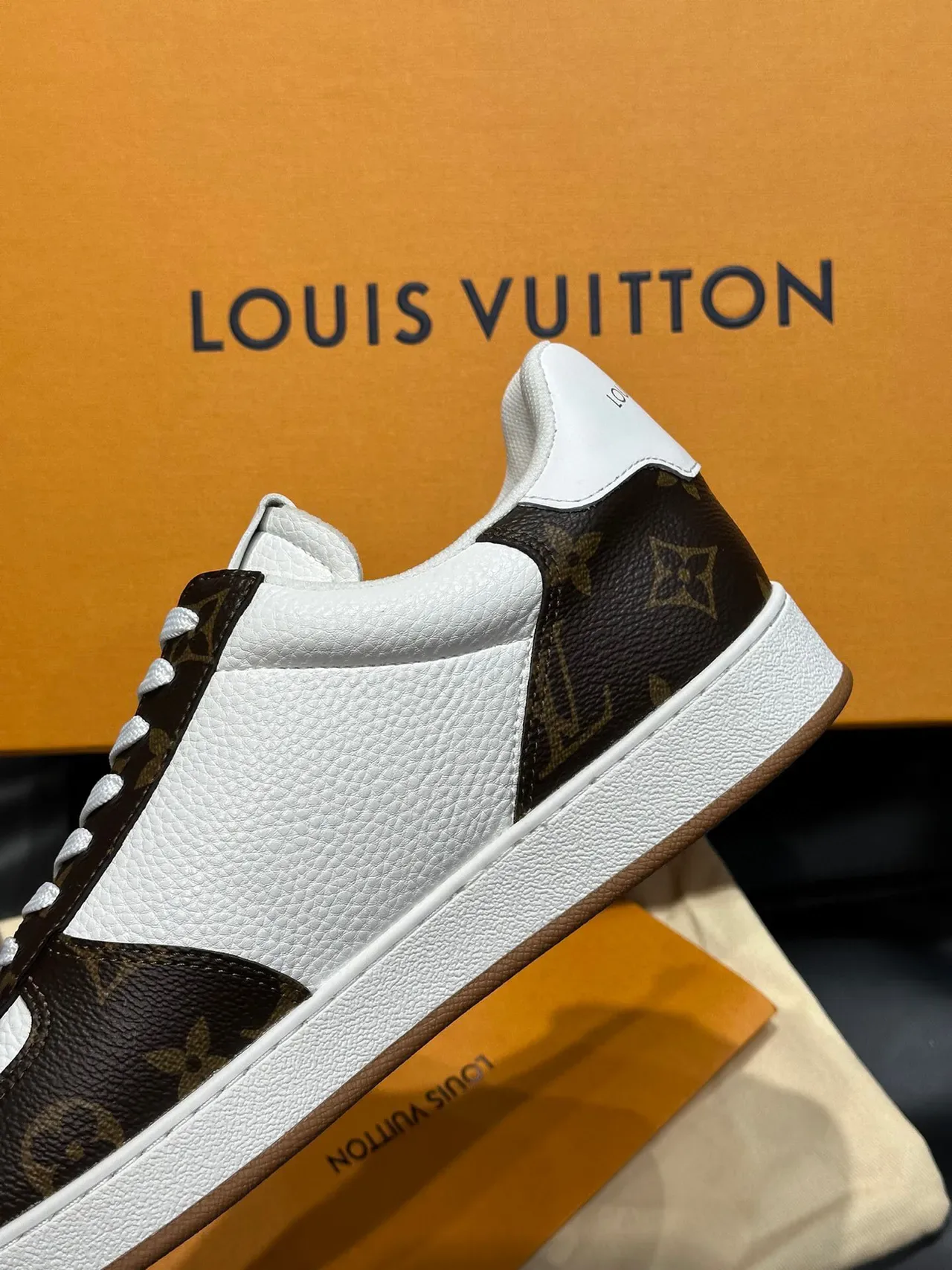 Louis Vuitton LV Trainer Sneakers Lifestyle Blanc et Marron Cuir Perforé Panneaux Canvas Monogram 7