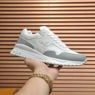 Louis Vuitton LV Trainer সাদা ধূসর এমবসড মনোগ্রাম লেদার স্কাল্প্টেড লেয়ার্ড মিডসোল লাইফস্টাইল স্নিকার
