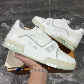 Louis Vuitton LV Trainer Zapatos Lifestyle Blanco y Verde con Parte Superior de Cuero y Sintético con Capas Detalle de Firma en Cursiva