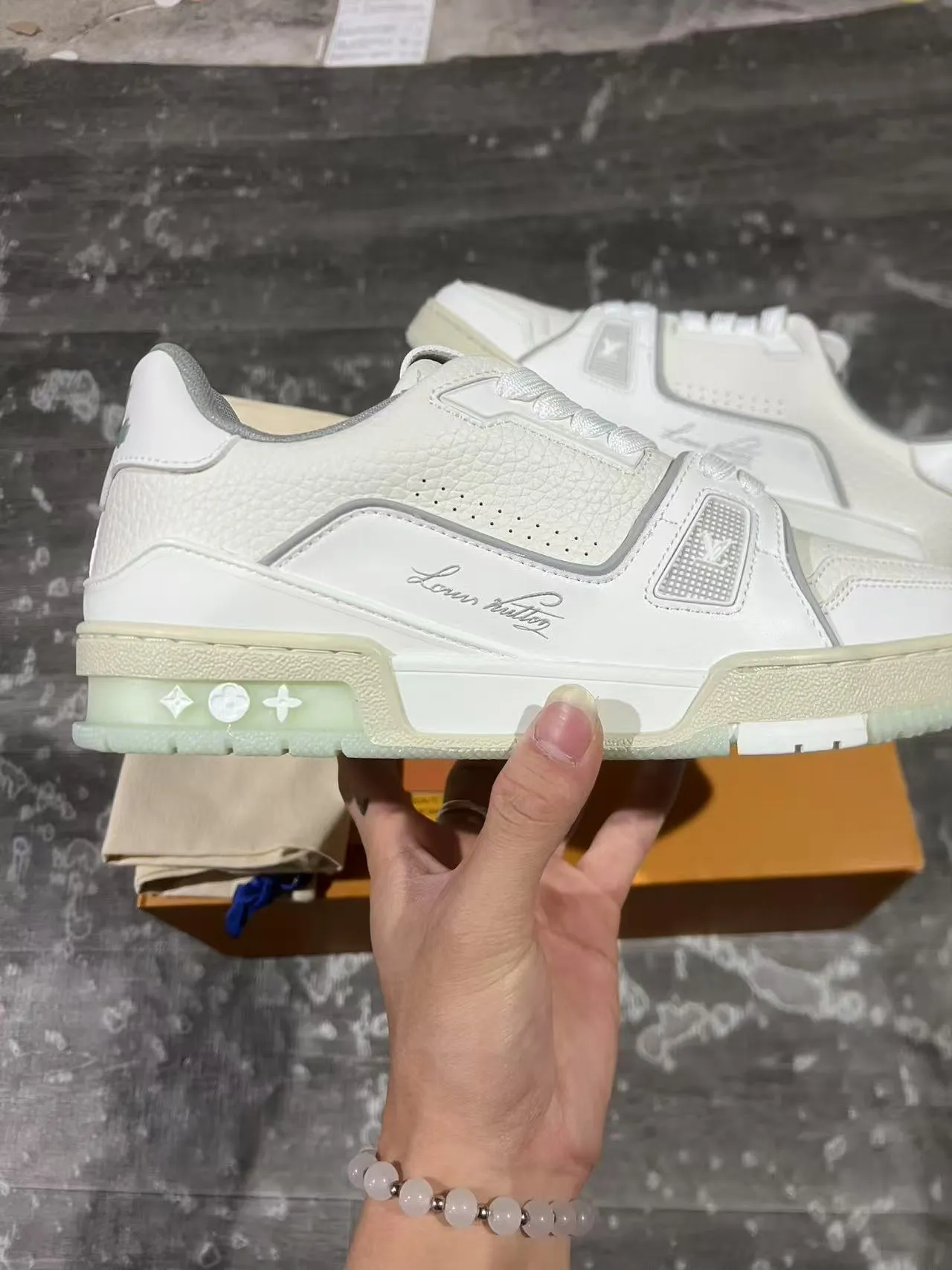 Louis Vuitton LV Trainer White Green Layered Leather And Synthetic Upper Cursive Signature Detail Lifestyle Sneakers 7