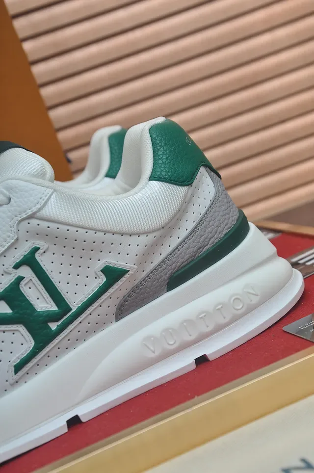 লুই ভিত্তন LV Trainer সাদা সবুজ ছিদ্রিত মেশ উপর মোনোগ্রাম লোগো প্যানেল লাইফস্টাইল স্নিকার 2