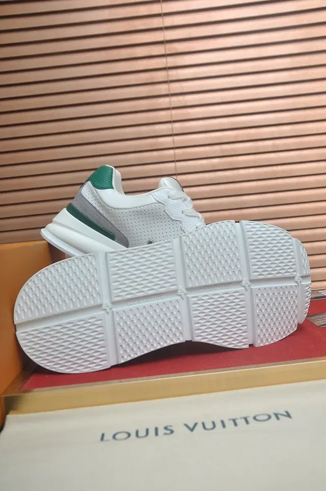 লুই ভিত্তন LV Trainer সাদা সবুজ ছিদ্রিত মেশ উপর মোনোগ্রাম লোগো প্যানেল লাইফস্টাইল স্নিকার 3