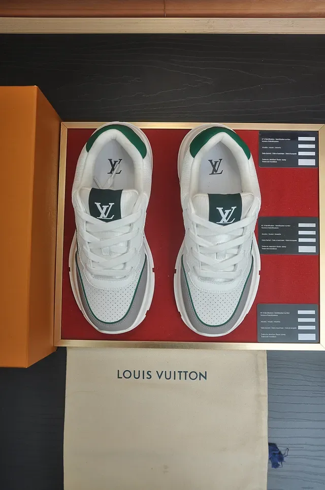 লুই ভিত্তন LV Trainer সাদা সবুজ ছিদ্রিত মেশ উপর মোনোগ্রাম লোগো প্যানেল লাইফস্টাইল স্নিকার 5