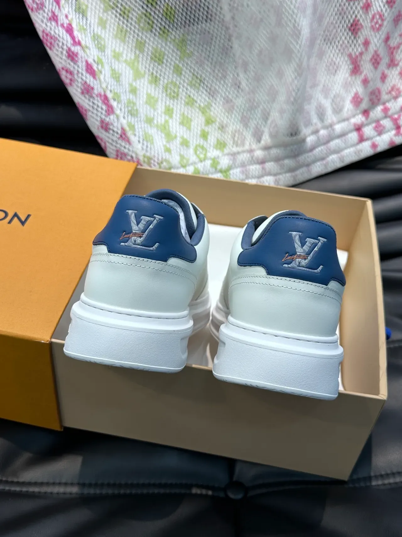 লুইস ভিতোন LV Trainer সাদা নৌবাহিনী লো-টপ চামড়া উপর লাইফস্টাইল স্নিকার 3