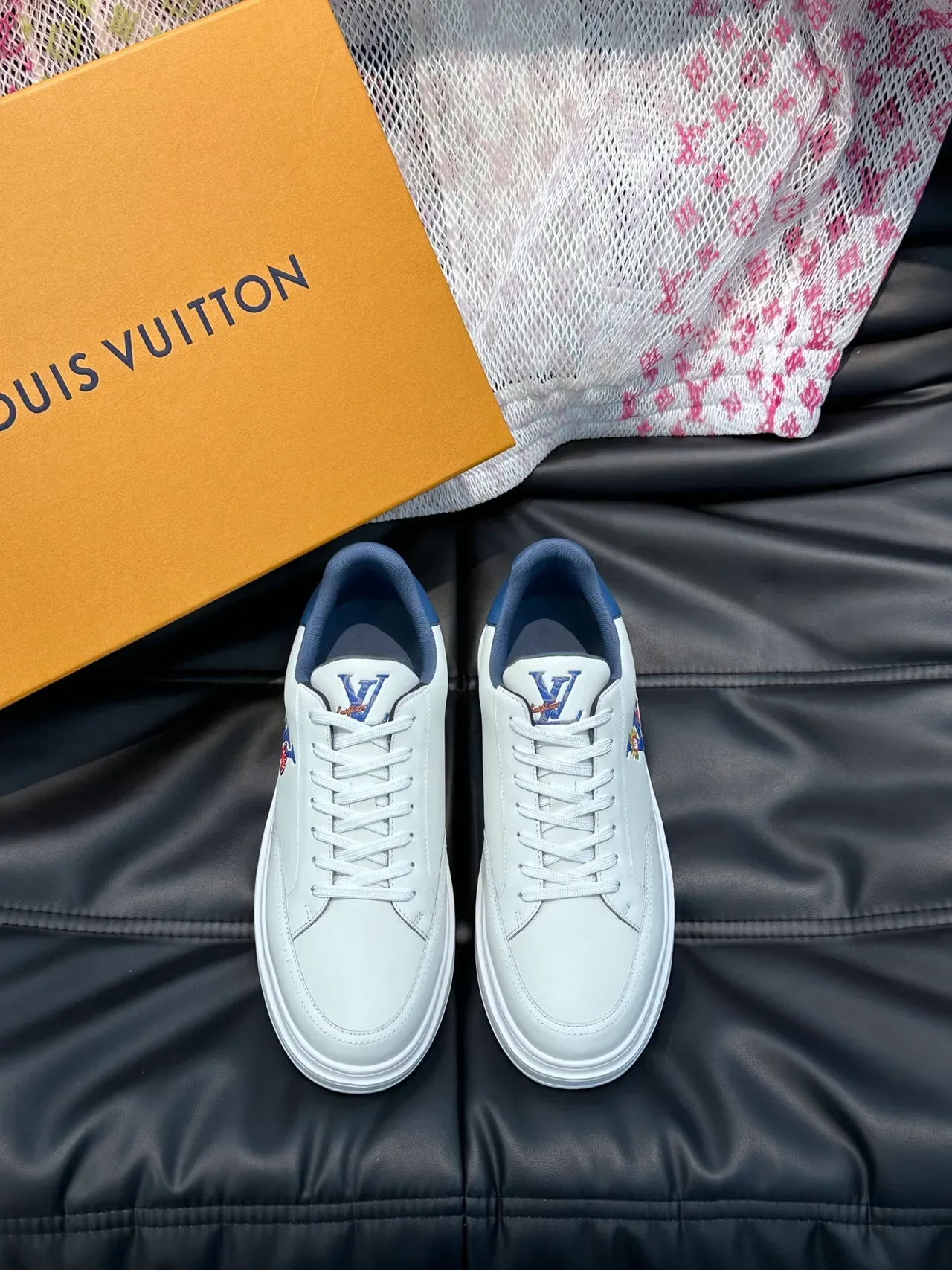 লুইস ভিতোন LV Trainer সাদা নৌবাহিনী লো-টপ চামড়া উপর লাইফস্টাইল স্নিকার 5