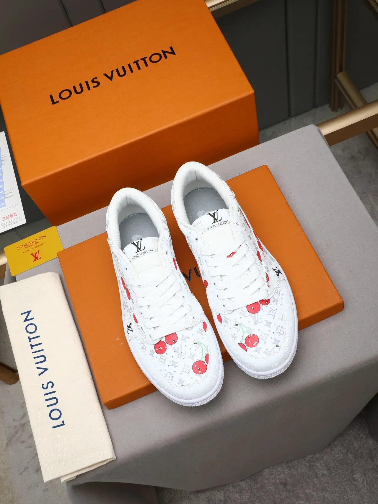 Louis Vuitton LV Trainer সাদা লাল Monogram Canvas Cherry Print लाइफस्टाइल स्निकार 2