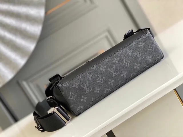 Louis Vuitton Monogram Canvas and Smooth Leather Messenger Bag 3