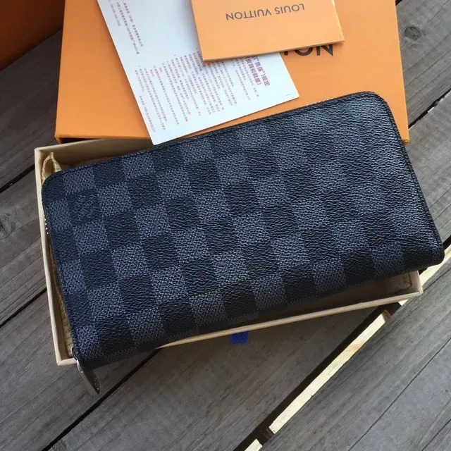 Carteira Louis Vuitton Monogram Canvas com zíper longa 22