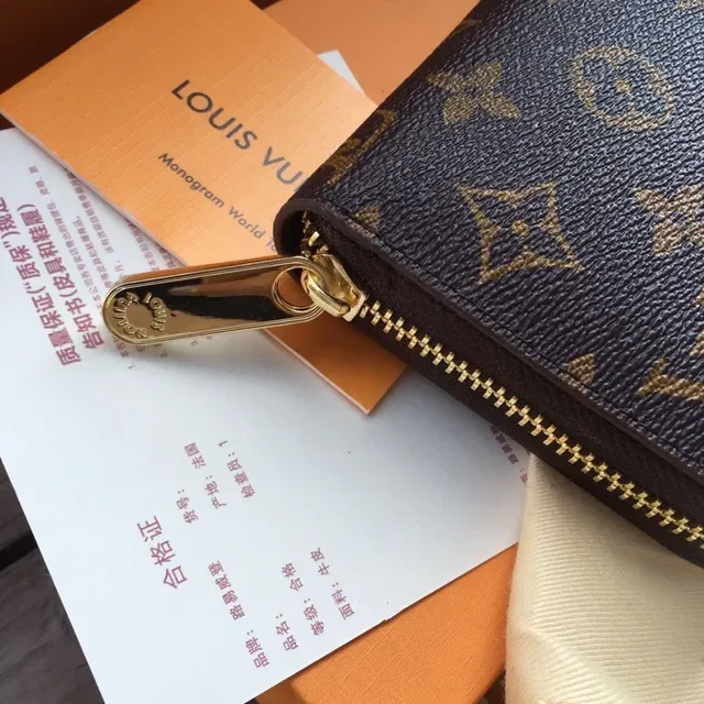 Carteira Louis Vuitton Monogram Canvas com zíper longa 23