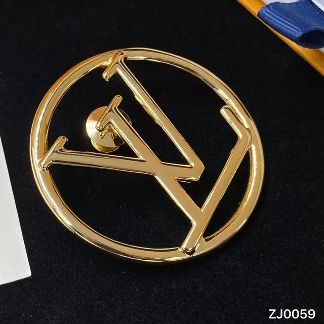 Louis Vuitton Monogram Broche Circulaire en Or Métal Poli 4