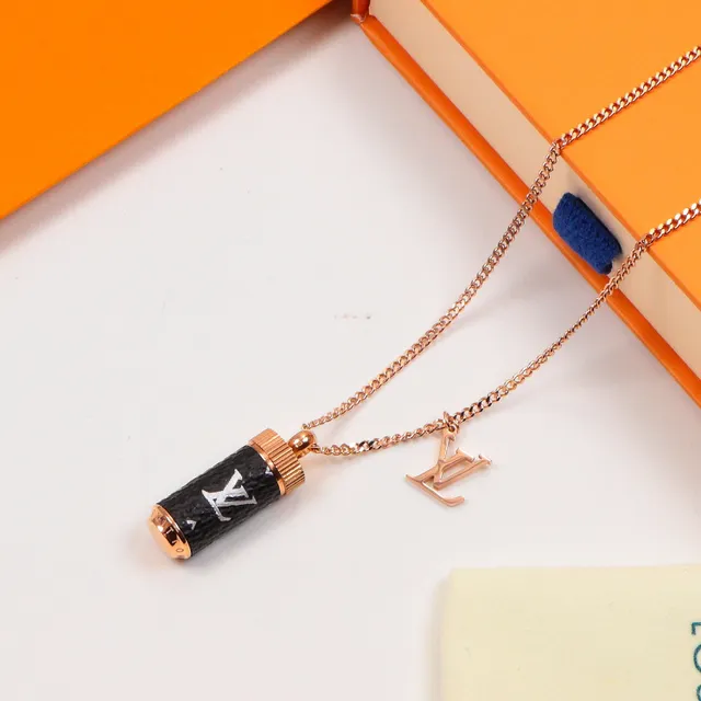 Louis Vuitton Monogram قلادة أسطوانية 6