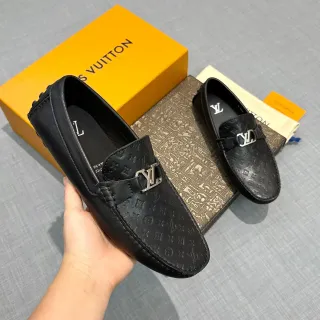 Louis Vuitton मोनोग्राम एम्बॉस्ड चमड़ा LV बकल लोफर्स