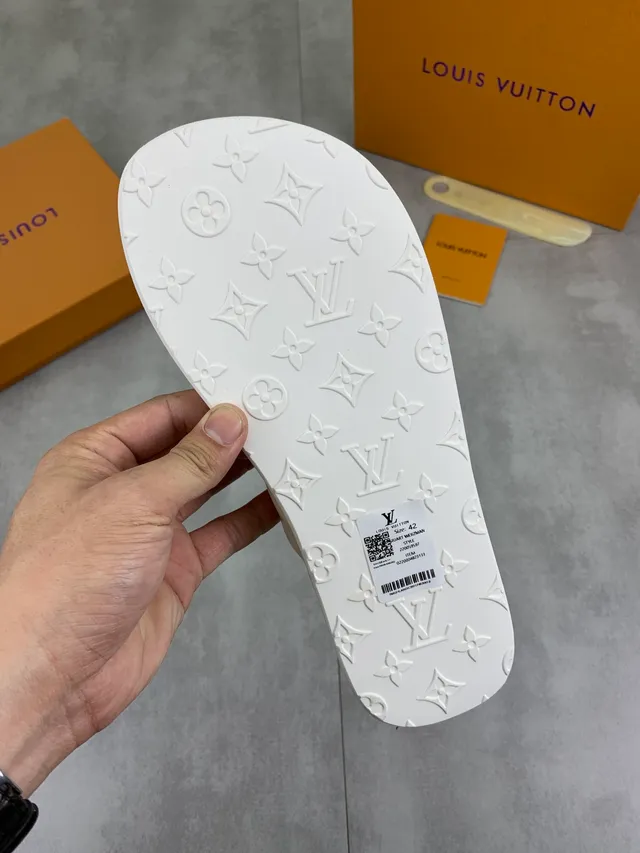 Louis Vuitton Monogram-Embossed Thong Slippers 3