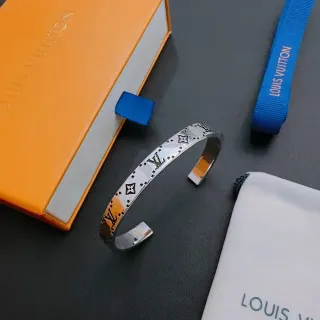 Louis Vuitton Monogram Grabado Plata Pulsera de Puño