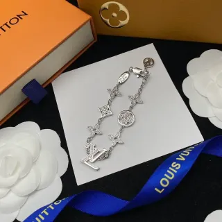 Louis Vuitton Monogram Flower Charm سوارة بلور نغمة فضية
