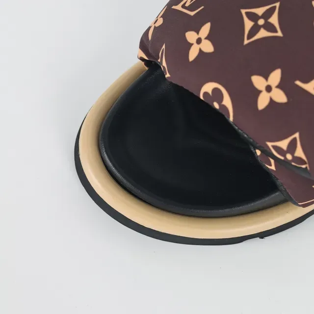 Louis Vuitton Monogram نعال منزلية مع حزام مبطن 5