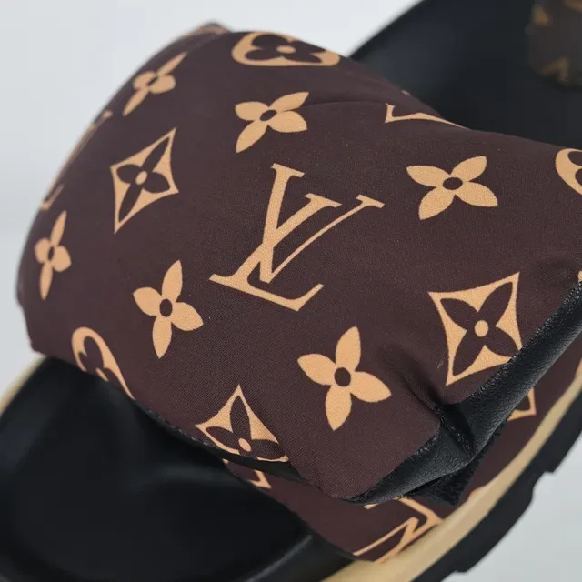 Louis Vuitton Monogram نعال منزلية مع حزام مبطن 6