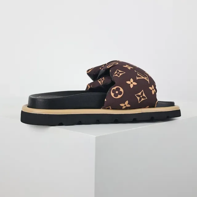 Louis Vuitton Monogram نعال منزلية مع حزام مبطن 7
