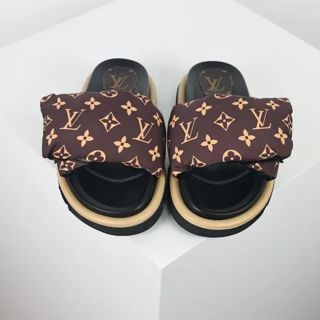 Louis Vuitton Monogram نعال منزلية مع حزام مبطن 8