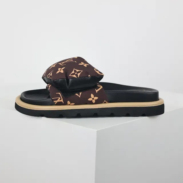 Louis Vuitton Monogram نعال منزلية مع حزام مبطن 9